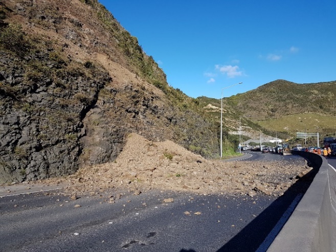 P:#ReferenceGeoTechPhotosCapital JourneysSH1 Ngauranga rockfall 11 July 201711 July response20170711_132136.jpg